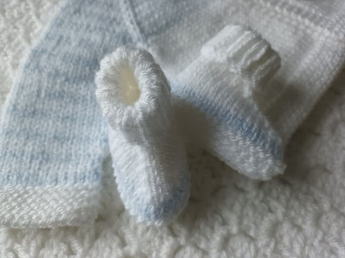 Hand Knit : Premature Baby Cardigan, Hat & Bootie Set: 5-7lbs