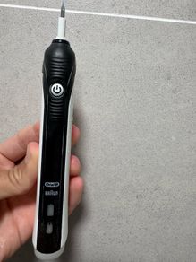 Oral-B Pro 2 2500 CrossAction Electric Toothbrush + 3 Toothbrush Heads
