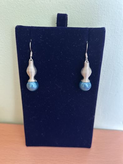 Pearl/ silver tone necklace and earrings jewelley set