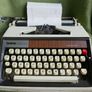 Brother Deluxe 1350 Vintage typewriter (in working order) Image 4
