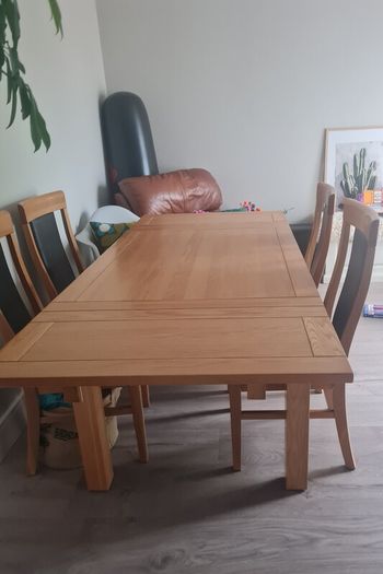 kitchen wooden table extendable in VGC with leather chairs