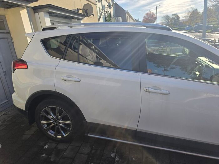 Breaking toyota Rav 4