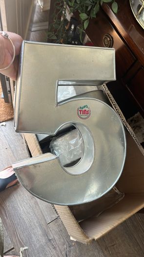 Number tin large sizes . Brand new unused  all numbers