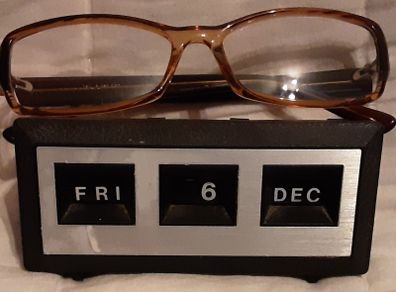 perpetual desk calendar