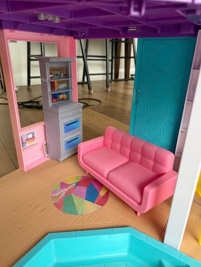 Barbies Dream house GRG93 three story dollhouse
