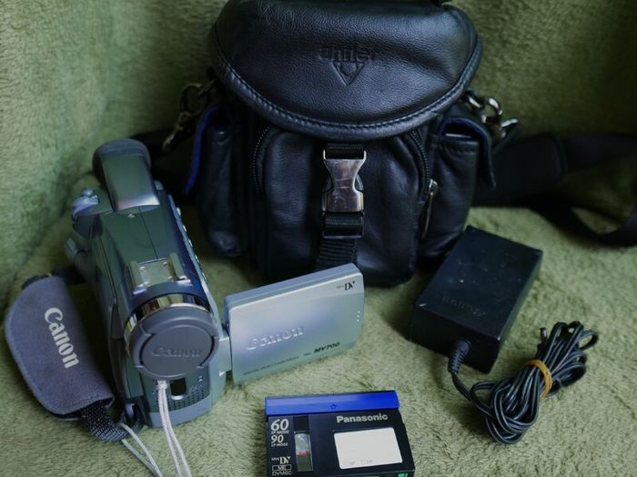 Canon MV700i Mini DV Camcorder Retro Video Camera - works well