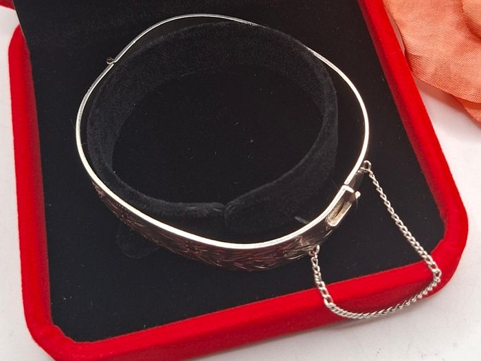 Vintage sterling silver garnet daisy Bangle