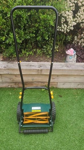 hand propelled lawnmower