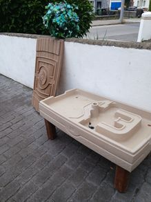 Sand and water table with lid