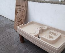 Sand and water table with lid
