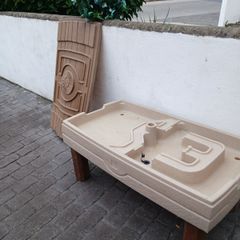 Sand and water table with lid