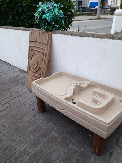 Sand and water table with lid