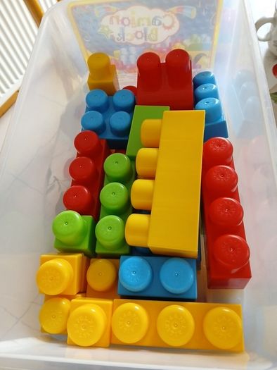 children building blocks