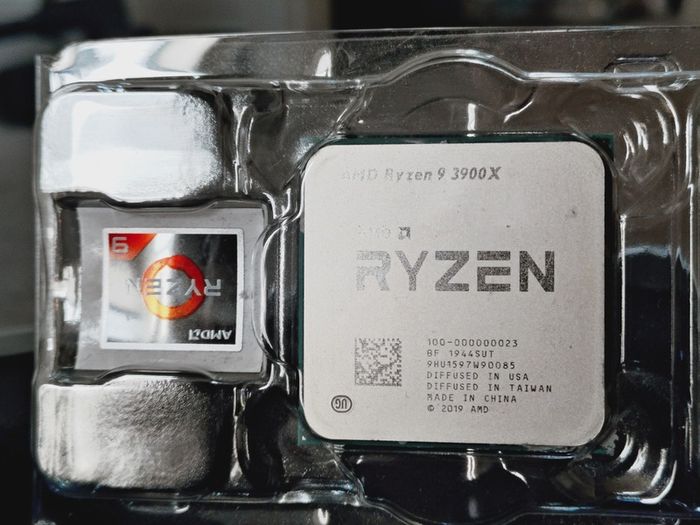 Ryzen 3900 AM4 processor with original box and cooler