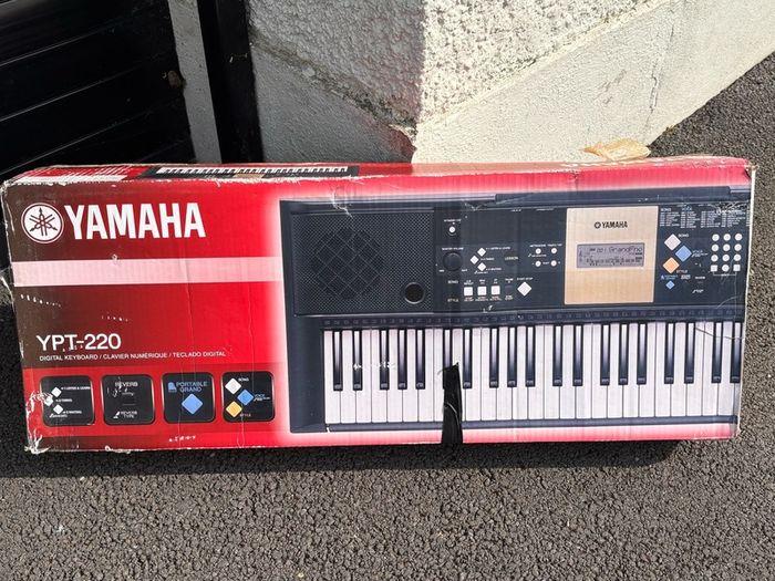 Yamaha Keyboard & stand