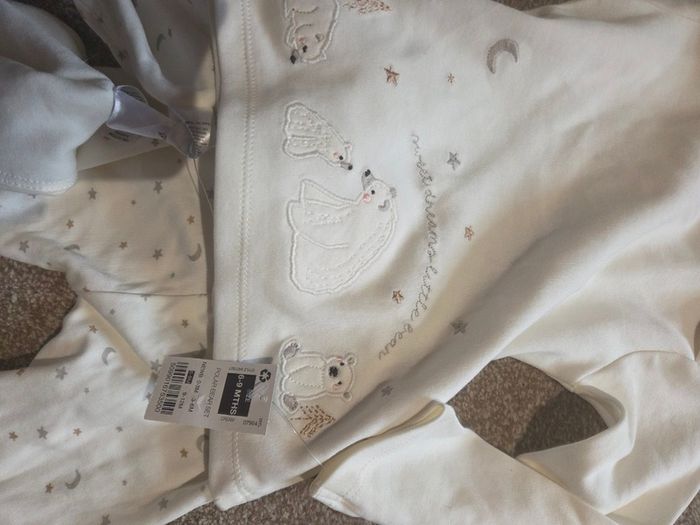 Dunnes Pyjamas incl bib & hat 6-9 mths (Brand New)
