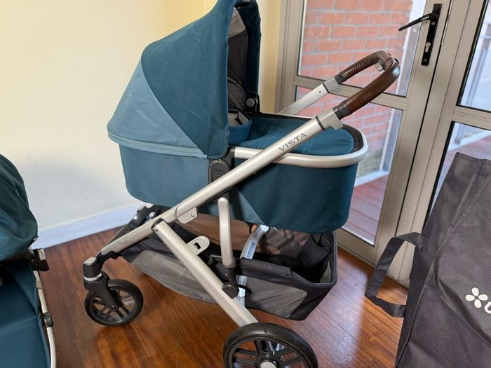 Uppababy Vista Finn V2 maxi cosy car seat with isofix rotating