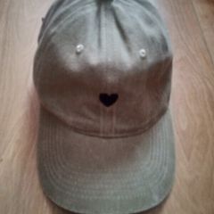 women's cap "love her but leave her wild"