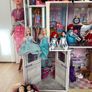 Large playhouse with 30 Barbies and accessories Image 9