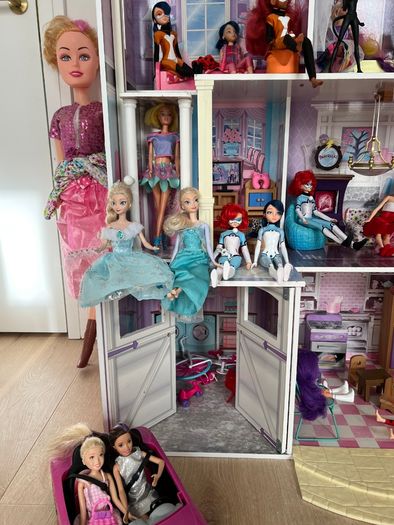 Large playhouse with 30 Barbies and accessories