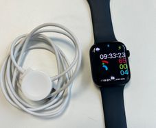 Apple Watch 8 45 mm GPS with charger (84% Battery Health)