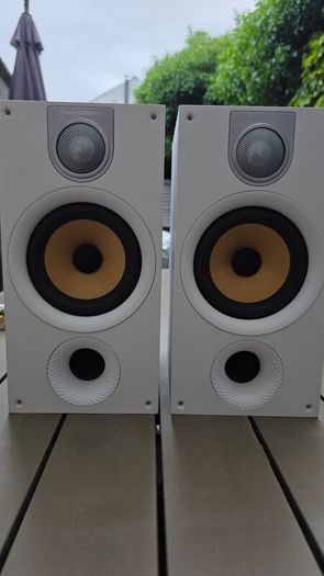 Bowers & Wilkins 686 S2 speakers