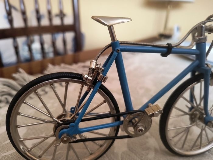 Die Cast Metal Bicycle. Scale 1:10.