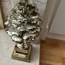 Line here gold sculpture Image 3