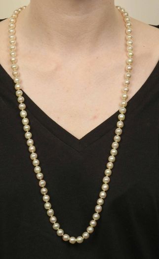 Christian Dior pearl necklace with carry bag