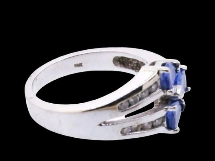 Stunning Tanzanite and Diameter crossover ring 14k