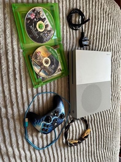 Xbox One S 1TB + 2 Games + Controller