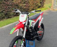 VMX 250cc Dirt Bike - Low Hours - Very Clean