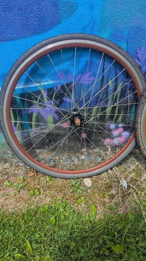 Fixie, single speed wheels.