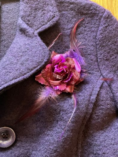 Ladies Jacket with brooch Size M