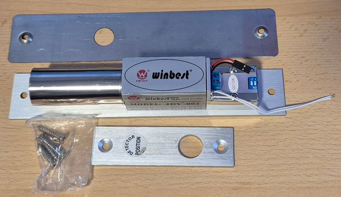 Electronic door bolt
