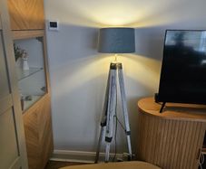 Tri pod lamp