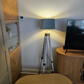 Tri pod lamp