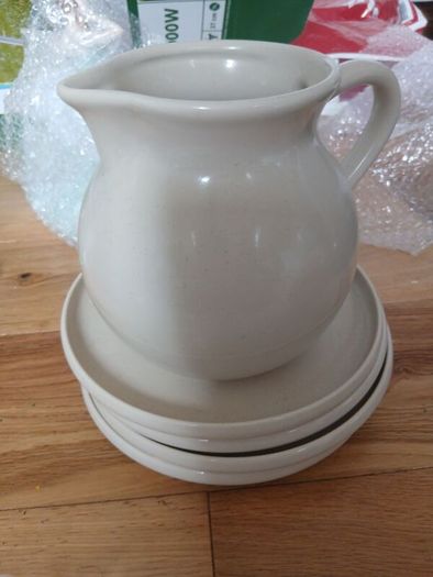 jug and 4 plates