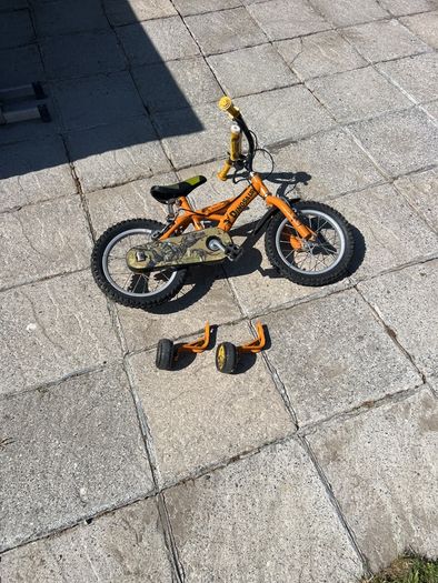 Small Kids bike with trainers