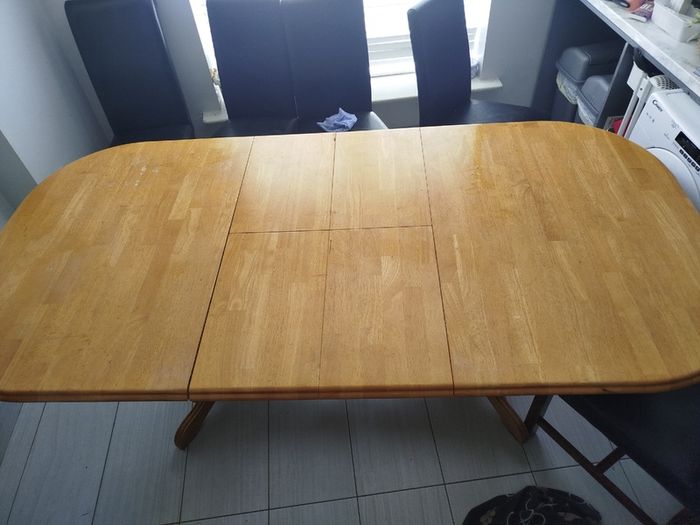 Extendable kitchen table