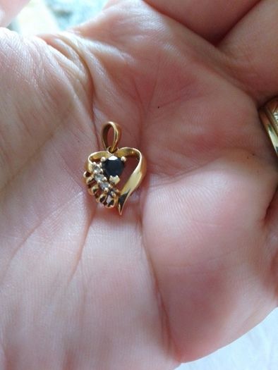 18 CT Gold pendant with Natural Sapphire and  diamonds