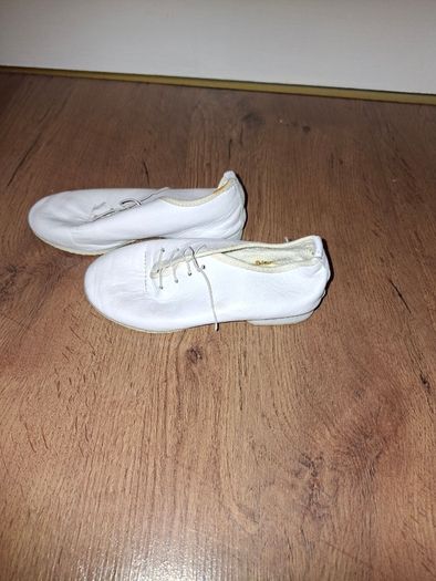 Small dance shoes(jazz shoes), leather, size 8 Jr.
