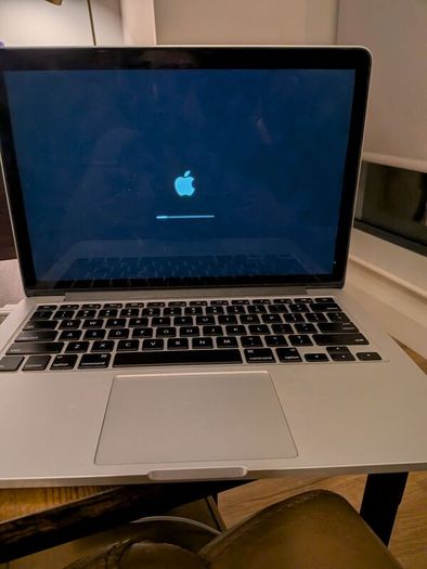 macbook pro (works only with external mouse & keyboard)