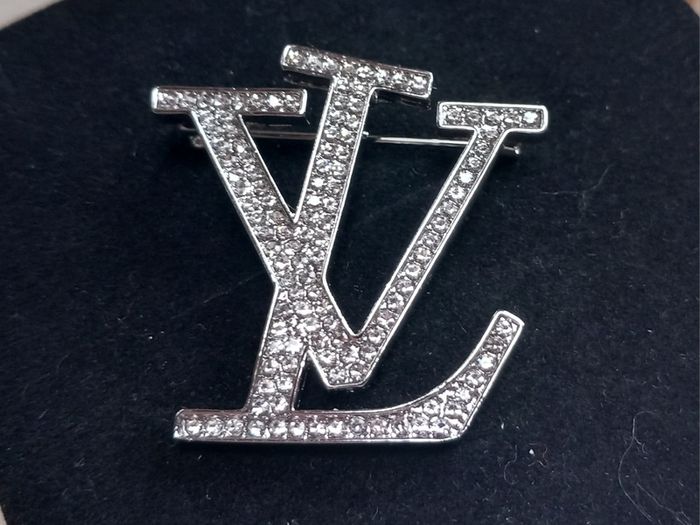 Fashion diamante brooch, D18 post 3e