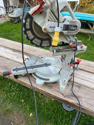 cross cut mitre saw