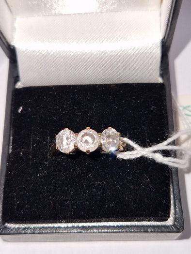9ct 3stone ring