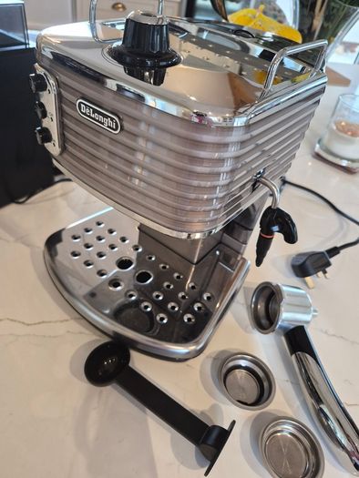 DeLonghi Scultura Espresso Coffee Machine and KG79 Grinder