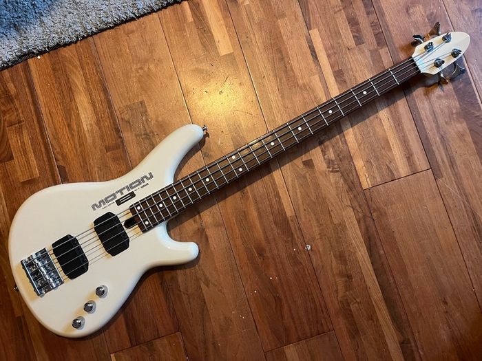 1988 Yamaha Motion B medium scale Bass