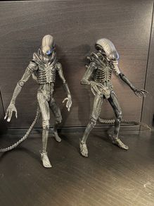 2 Neca Alien Figures