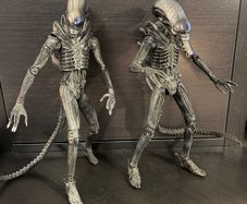 2 Neca Alien Figures